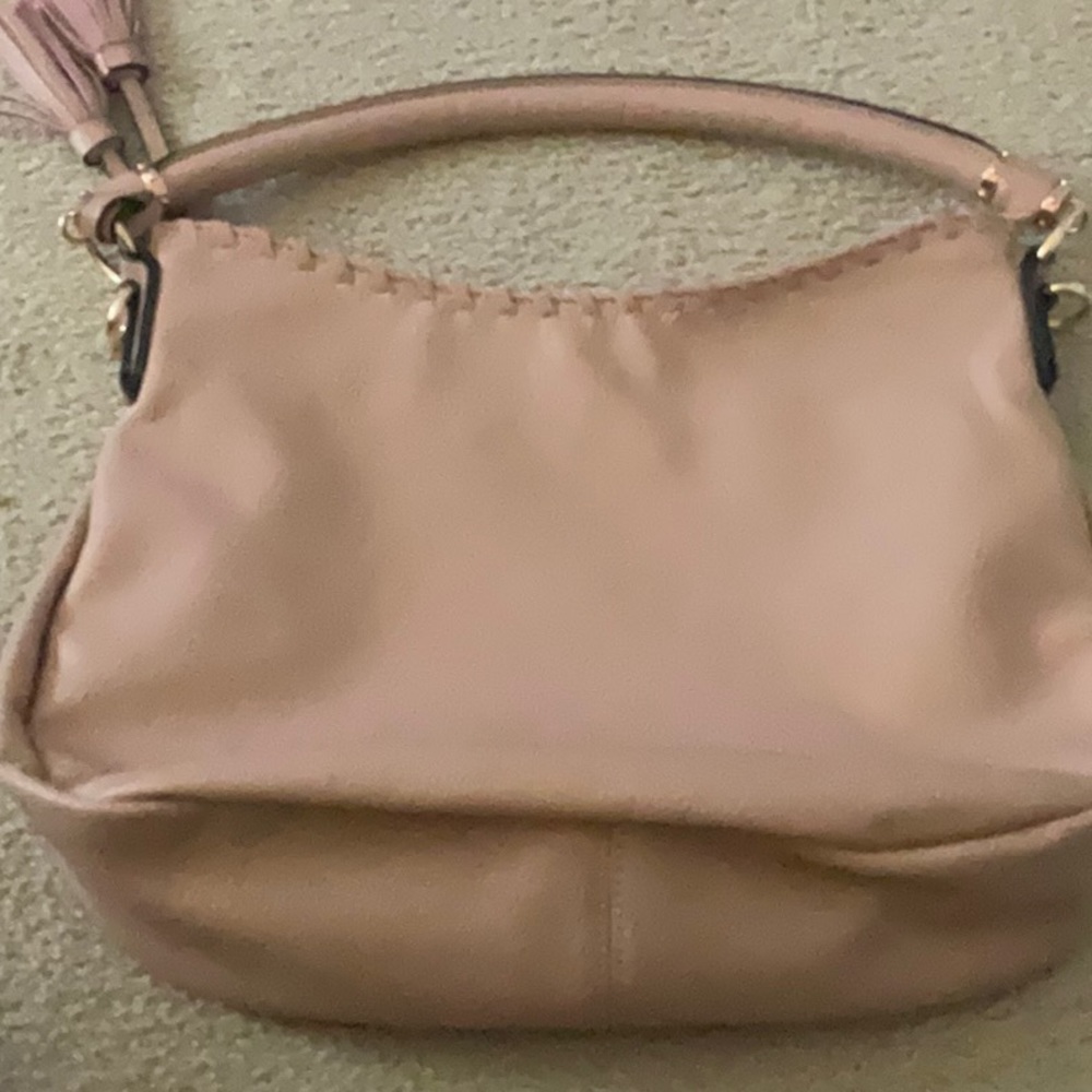Kohls purse in the color pink. Only used once in good condition.